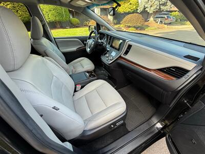 2015 Toyota Sienna Limited 7-Passenger   - Photo 10 - Portland, OR 97202