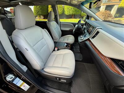 2015 Toyota Sienna Limited 7-Passenger   - Photo 11 - Portland, OR 97202