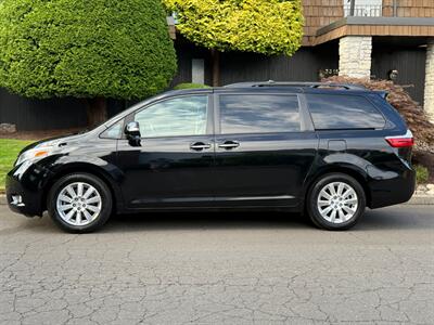 2015 Toyota Sienna Limited 7-Passenger   - Photo 2 - Portland, OR 97202