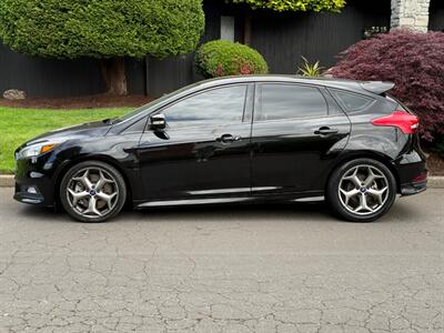 2017 Ford Focus ST   - Photo 2 - Portland, OR 97202