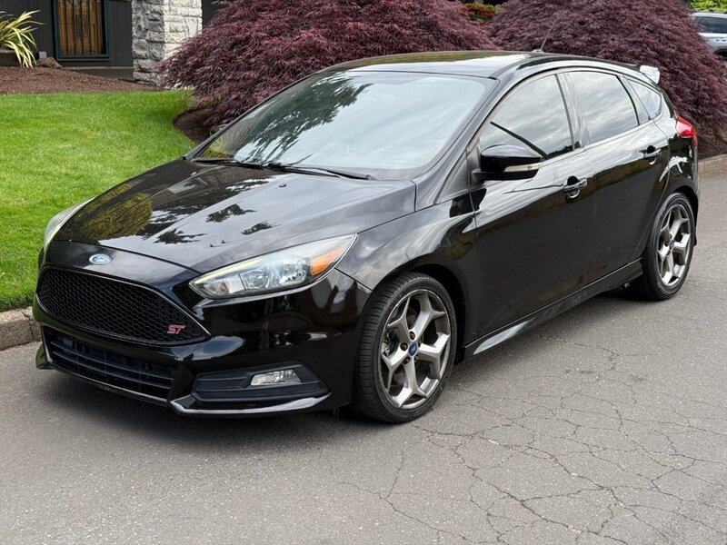 2017 Ford Focus ST   - Photo 1 - Portland, OR 97202