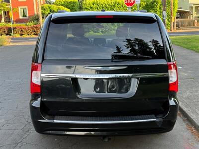 2016 Chrysler Town & Country Touring - Photo 5 - Portland, OR 97202