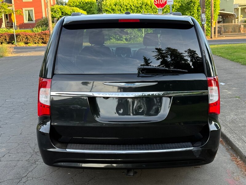2016 Chrysler Town & Country Touring - Photo 5 - Portland, OR 97202