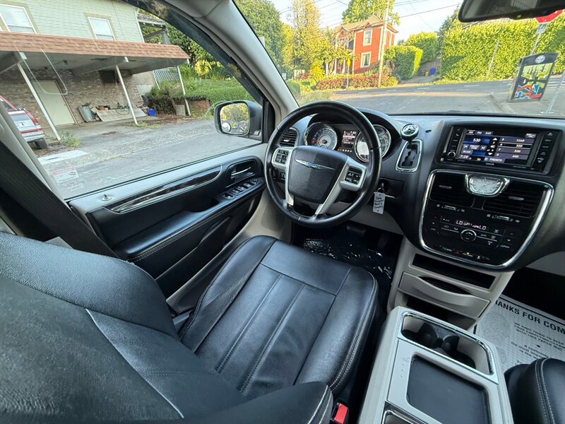 2016 Chrysler Town & Country Touring - Photo 19 - Portland, OR 97202