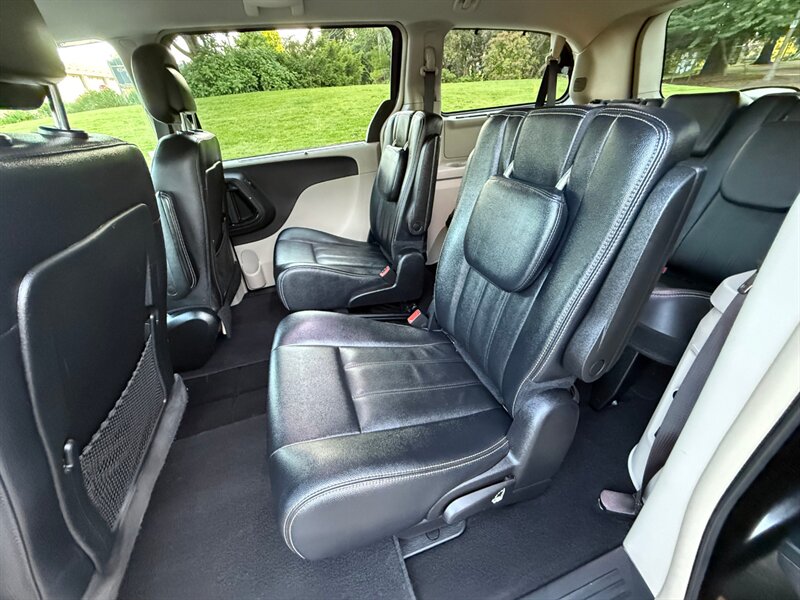 2016 Chrysler Town & Country Touring - Photo 14 - Portland, OR 97202