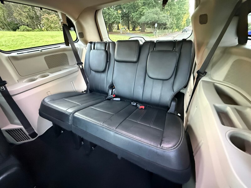2016 Chrysler Town & Country Touring - Photo 13 - Portland, OR 97202