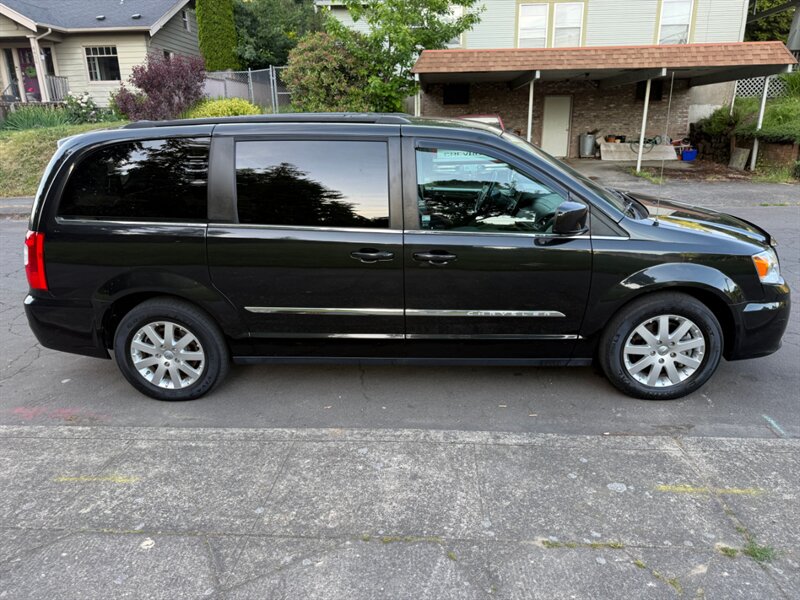 2016 Chrysler Town & Country Touring - Photo 6 - Portland, OR 97202