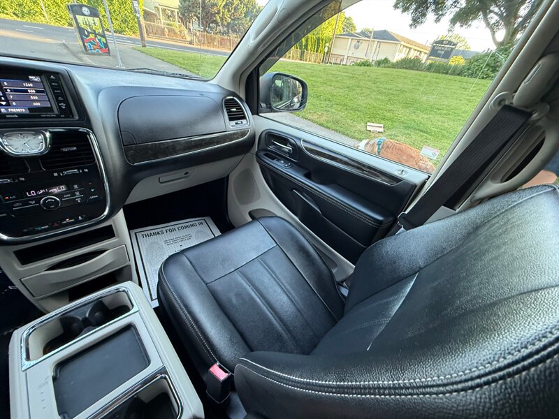 2016 Chrysler Town & Country Touring - Photo 18 - Portland, OR 97202