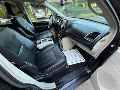 2016 Chrysler Town & Country Touring - Photo 9 - Portland, OR 97202
