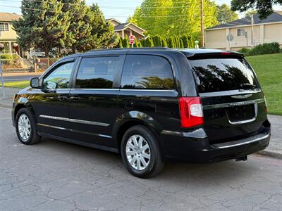 2016 Chrysler Town & Country Touring - Photo 3 - Portland, OR 97202
