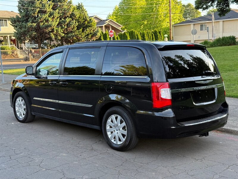 2016 Chrysler Town & Country Touring - Photo 3 - Portland, OR 97202