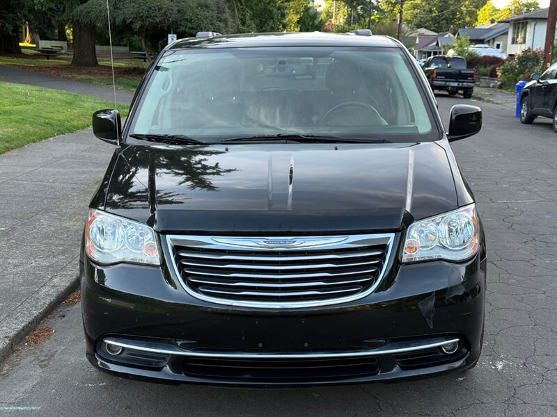 2016 Chrysler Town & Country Touring - Photo 4 - Portland, OR 97202