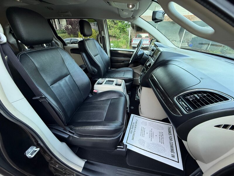 2016 Chrysler Town & Country Touring - Photo 10 - Portland, OR 97202