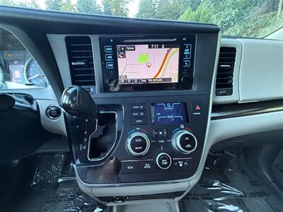 2015 Toyota Sienna XLE Premium 8-Passenger   - Photo 18 - Portland, OR 97202