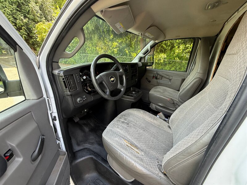 2017 Chevrolet Express 3500 box truck w/ tommy gate lift - Photo 11 - Portland, OR 97202