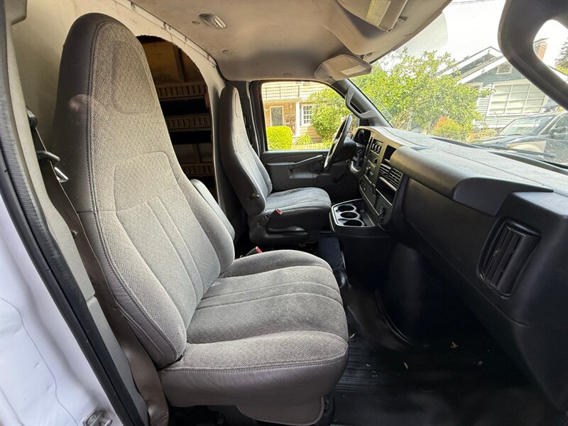 2017 Chevrolet Express 3500 box truck w/ tommy gate lift - Photo 16 - Portland, OR 97202
