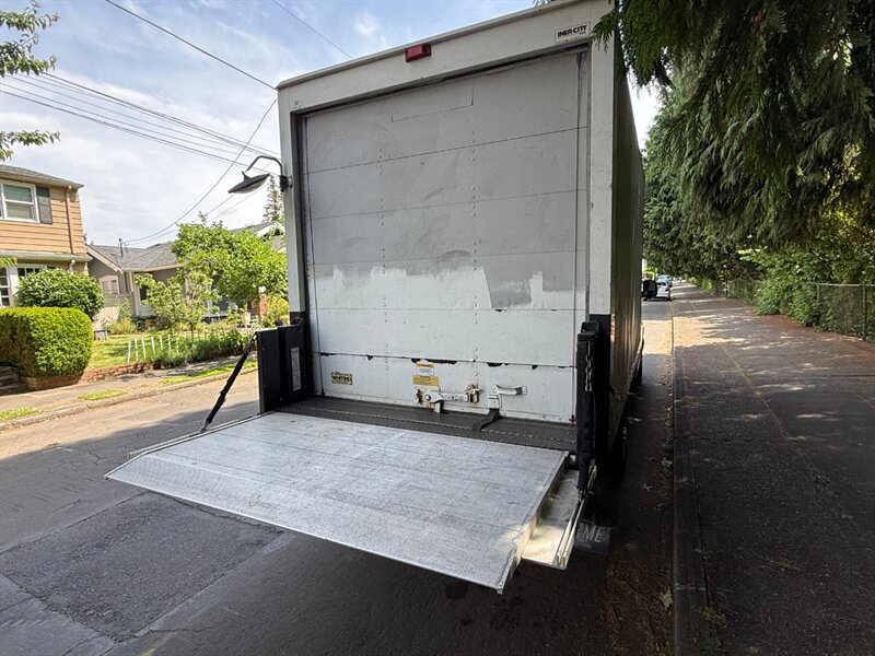 2017 Chevrolet Express 3500 box truck w/ tommy gate lift - Photo 7 - Portland, OR 97202