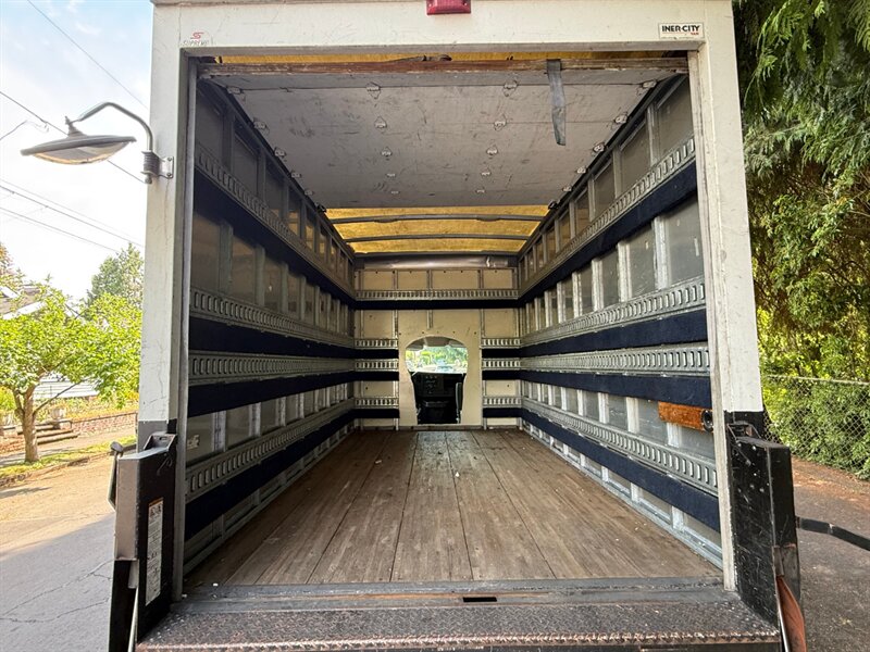 2017 Chevrolet Express 3500 box truck w/ tommy gate lift - Photo 10 - Portland, OR 97202