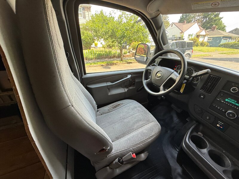 2017 Chevrolet Express 3500 box truck w/ tommy gate lift - Photo 17 - Portland, OR 97202