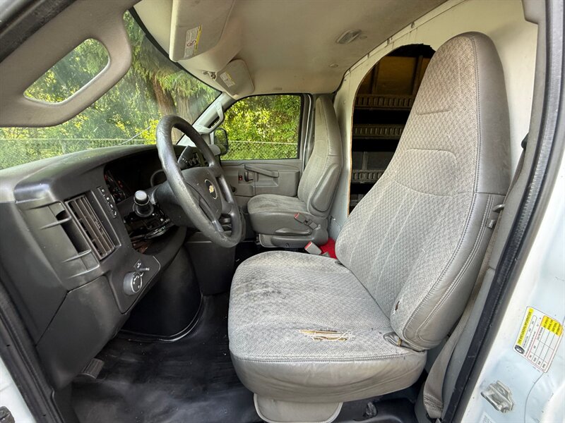 2017 Chevrolet Express 3500 box truck w/ tommy gate lift - Photo 12 - Portland, OR 97202