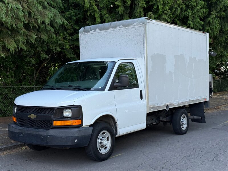 2017 Chevrolet Express 3500 box truck w/ tommy gate lift   - Photo 1 - Portland, OR 97202