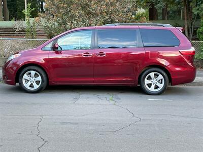 2017 Toyota Sienna LE 8-Passenger   - Photo 2 - Portland, OR 97202