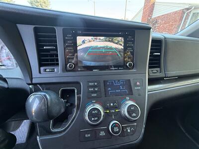 2018 Toyota Sienna SE Premium 8-Passenger   - Photo 21 - Portland, OR 97202