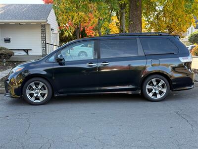 2018 Toyota Sienna SE Premium 8-Passenger   - Photo 2 - Portland, OR 97202