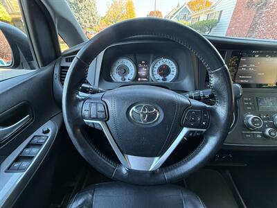 2018 Toyota Sienna SE Premium 8-Passenger   - Photo 18 - Portland, OR 97202