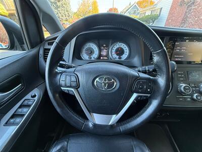 2018 Toyota Sienna SE Premium 8-Passenger   - Photo 19 - Portland, OR 97202
