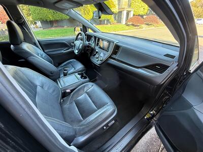 2018 Toyota Sienna SE Premium 8-Passenger   - Photo 9 - Portland, OR 97202
