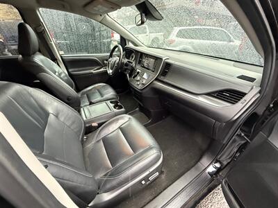 2018 Toyota Sienna SE Premium 8-Passenger   - Photo 11 - Portland, OR 97202