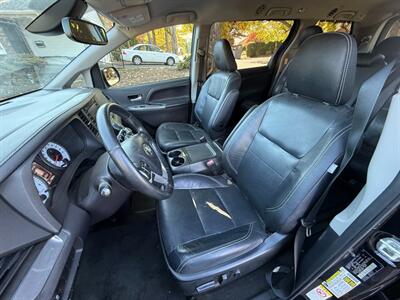 2018 Toyota Sienna SE Premium 8-Passenger   - Photo 8 - Portland, OR 97202