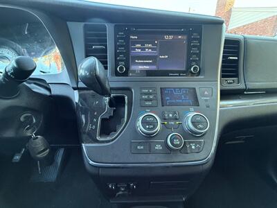 2018 Toyota Sienna SE Premium 8-Passenger   - Photo 18 - Portland, OR 97202