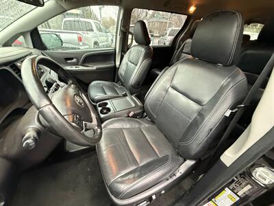 2018 Toyota Sienna SE Premium 8-Passenger   - Photo 8 - Portland, OR 97202