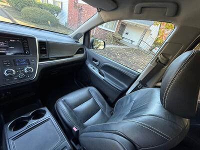 2018 Toyota Sienna SE Premium 8-Passenger   - Photo 10 - Portland, OR 97202