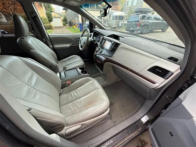 2011 Toyota Sienna XLE 7-Passenger   - Photo 10 - Portland, OR 97202