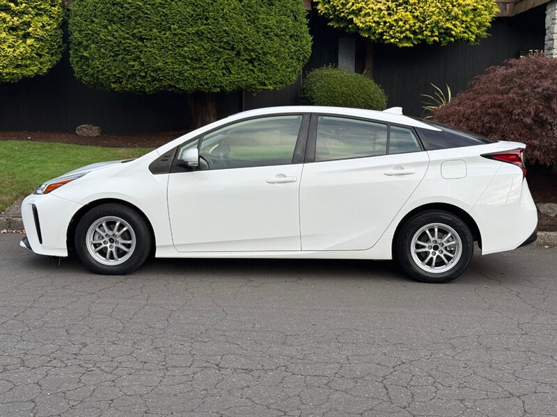 2019 Toyota Prius L Eco - Photo 2 - Portland, OR 97202