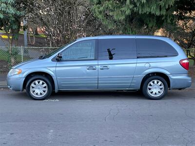 2006 Chrysler Town & Country Touring   - Photo 2 - Portland, OR 97202