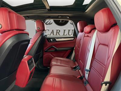 2022 Porsche Cayenne Platinum Edition   - Photo 13 - Lennox, CA 90304
