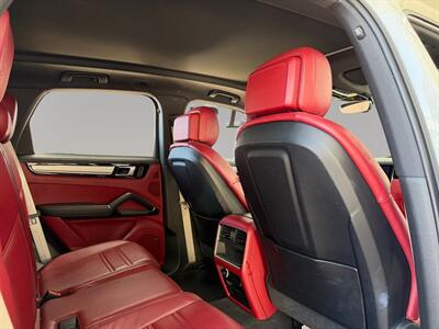 2022 Porsche Cayenne Platinum Edition   - Photo 16 - Lennox, CA 90304