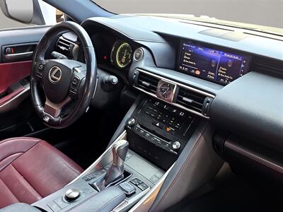 2018 Lexus IS 300   - Photo 15 - Lennox, CA 90304