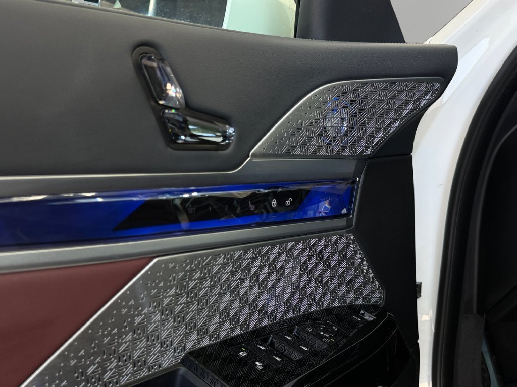 2023 BMW i7 xDrive60 - Photo 16 - Lennox, CA 90304