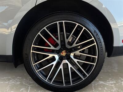 2023 Porsche Macan T - Photo 14 - Lennox, CA 90304