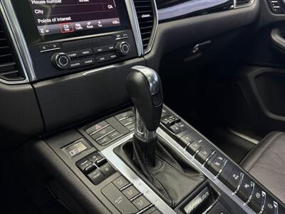 2018 Porsche Macan Turbo   - Photo 25 - Lennox, CA 90304