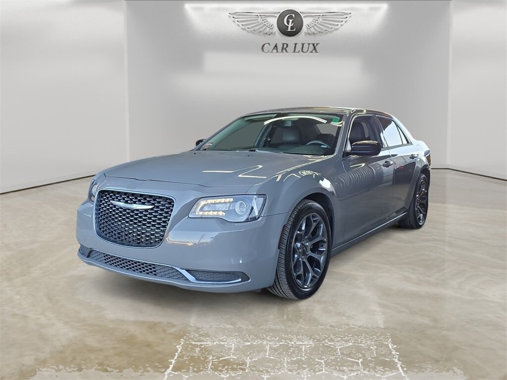 2018 Chrysler 300 Touring's photo