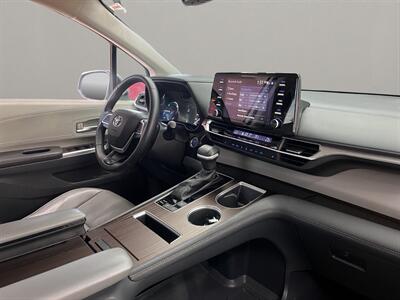 2021 Toyota Sienna XLE 7 Passenger   - Photo 18 - Lennox, CA 90304