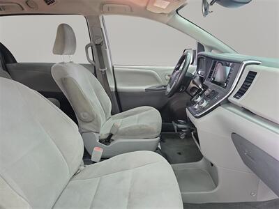 2019 Toyota Sienna L 7 Passenger   - Photo 15 - Lennox, CA 90304