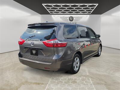 2019 Toyota Sienna L 7 Passenger   - Photo 7 - Lennox, CA 90304