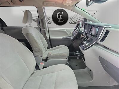 2019 Toyota Sienna L 7 Passenger   - Photo 14 - Lennox, CA 90304